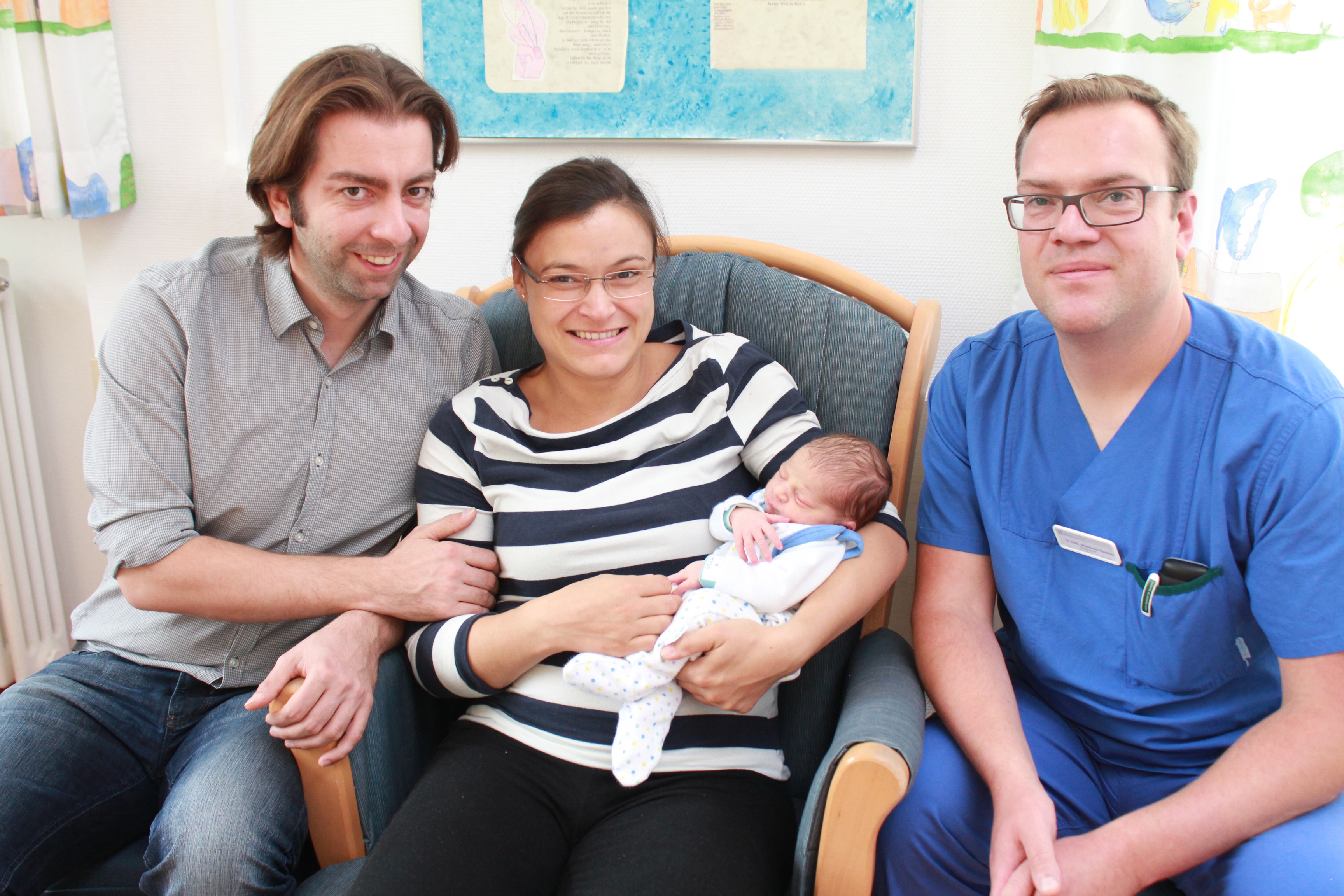 Oberarzt Dr. Alexander Kentner (r.) freut sich gemeinsam mit den Eltern über die Entbindung des kleinen Benjamins.