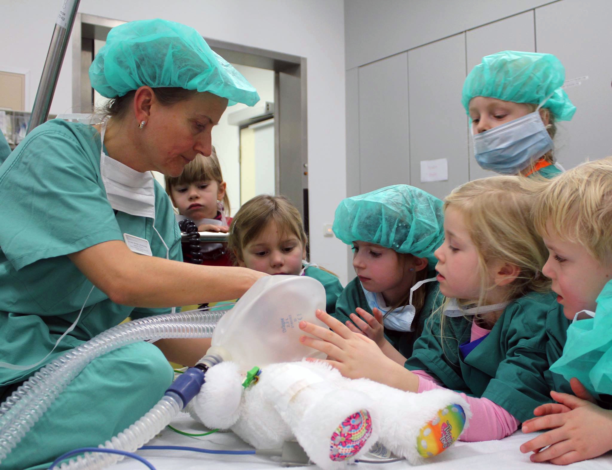 In der Teddyklinik des HELIOS Klinikums Erfurt bekommen flauschige Gefährten schnell die nötige Hilfe.